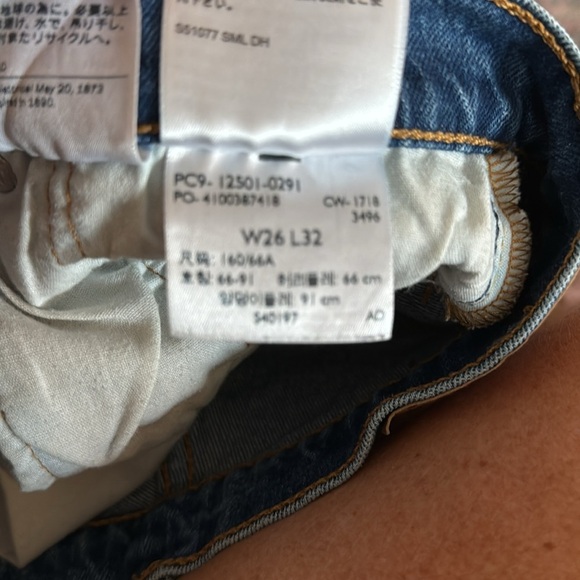 Levi's Like New 501 Original Button Fly Straight Leg Jeans in Medium Blue 26 - Picture 3 of 10